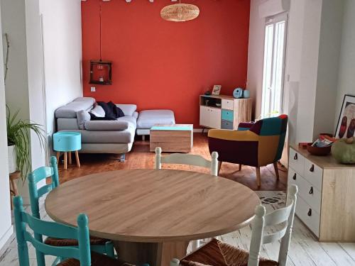 ein Wohnzimmer mit einem Tisch und Stühlen in der Unterkunft Ferme des Ormeaux 