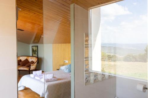 een slaapkamer met een bed en een raam bij Can Mirabell in Calders