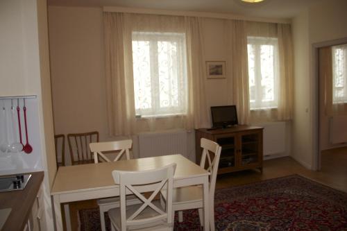 kuchnia i jadalnia ze stołem i krzesłami w obiekcie Premarental Apartment w Wiedniu