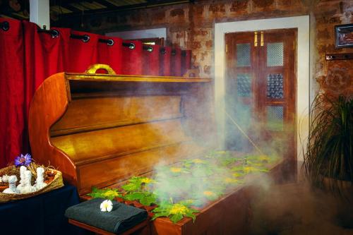 a room with a stage with a smoke trail at Sath Villa Naadi Ayurveda Resort in Moragalla