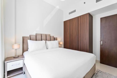 Postel nebo postele na pokoji v ubytování ALiving Luxury 1BR Apartment Vera Residence Business bay Dubai 521