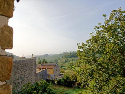 La Casetta di Mimmi في Castel Viscardo: اطلالة على قرية من جدار حجري