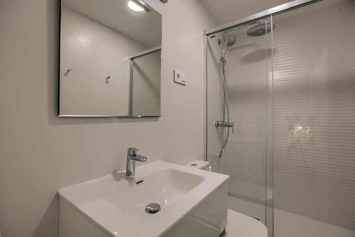 マドリードにあるRiNa MADRID apartamento 2の洗面台とシャワー付きの白いバスルーム