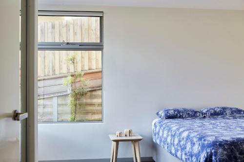 een slaapkamer met een bed en een raam bij Ocean's 13 in Lorne