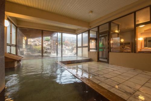 una habitación vacía con una piscina de agua en Kouunsou en Nasushiobara