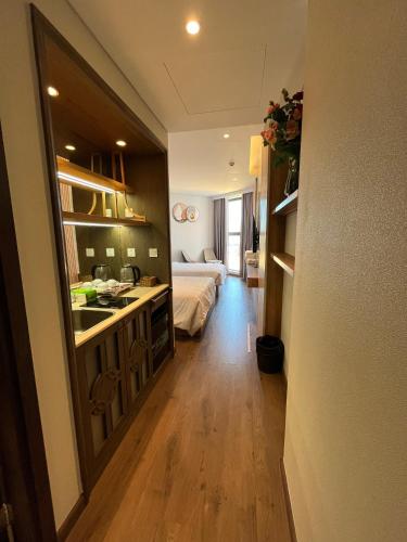 a room with a bed and a kitchen and a bathroom at Apec mandala Mũi Né in Ấp Khánh Phước (1)