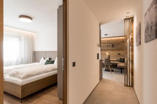 Schlafzimmer mit einem Bett und einem Schreibtisch in der Unterkunft Obergasserhof Apt Waldruhe in Riscone