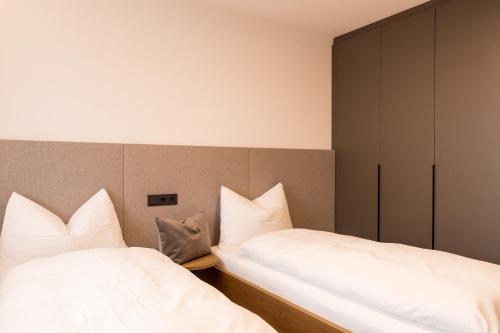 two beds sitting next to each other in a bedroom at Obergasserhof Apt Gipfelstürmer in Riscone