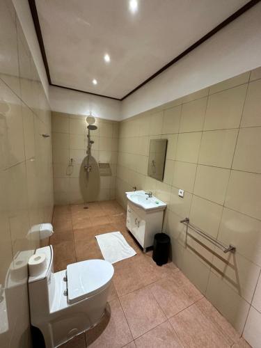ein Bad mit einem WC und einem Waschbecken in der Unterkunft Pondok Bambu Resort - 5 Stars Padi Dive Centre in Candidasa