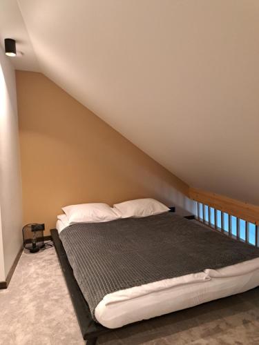 ein Schlafzimmer mit einem Bett im Dachgeschoss in der Unterkunft Ösel Residence in Kuressaare