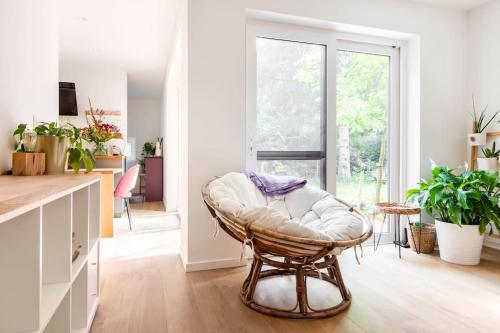 a living room with a chair and a window at Luxe-Avontuur in een Romantische Cabin in het Bos in Stekene