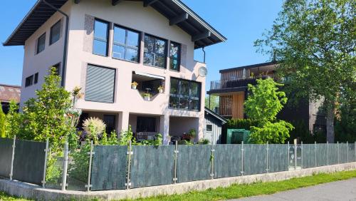 una casa con una valla delante de ella en Ferienwohnung Antonia, en Kirchdorf in Tirol