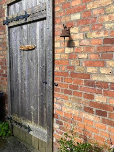 a wooden door on the side of a brick wall at Ferienwohnung am Kalkberg in Bad Segeberg