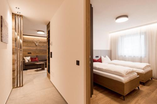 1 Schlafzimmer mit 2 Betten und einem Sofa in der Unterkunft Obergasserhof Apt Tiroler in Riscone
