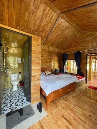 een slaapkamer met een bed, een douche en een toilet bij Homestay thủy cường in Hòa Bình