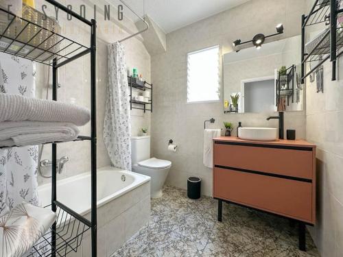 bagno con vasca, lavandino e servizi igienici di Infinity Sea - Increíble piso con vistas al mar a Santa Pola
