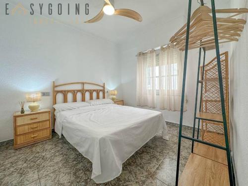 una camera con un letto e una scala di Infinity Sea - Increíble piso con vistas al mar a Santa Pola