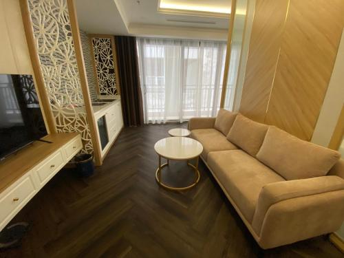 a living room with a couch and a table at Riverside Hotel Hà Nam in Phủ Lý