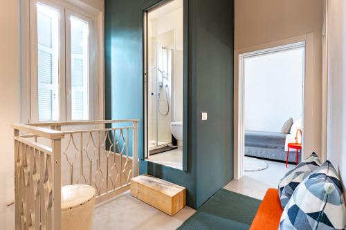 La salle de bains est pourvue d'un escalier et d'un miroir. dans l'établissement CASA60, à Parme