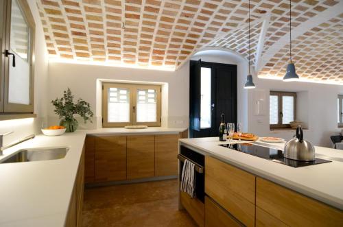 レスカラにあるCasa Rosa Portの格天井のキッチン(木製キャビネット付)