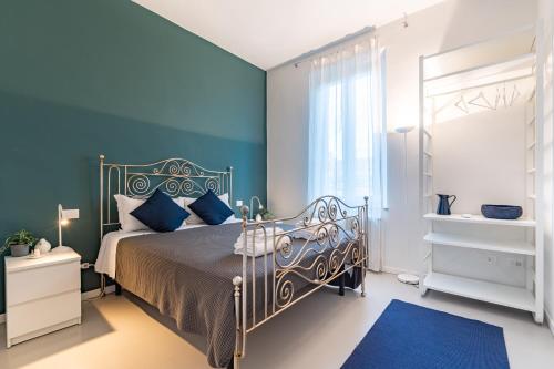 ein Schlafzimmer mit einem Bett und einer blauen Wand in der Unterkunft CASA60 in Parma