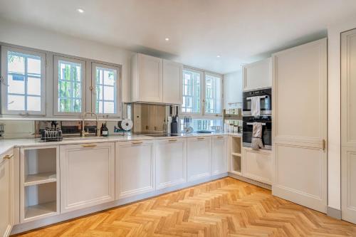 Cucina o angolo cottura di Luxury flats near Big Ben and London Eye