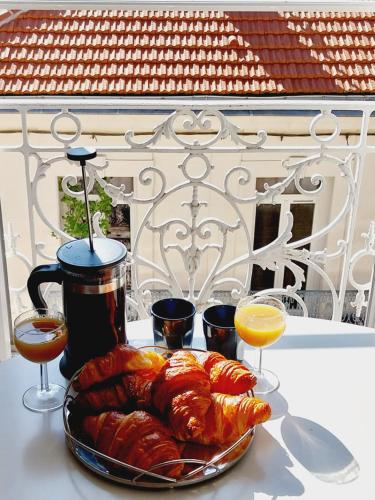 een dienblad met croissants en drankjes op een tafel bij Artists Apartment Montpellier-Place de la Comédie in Montpellier