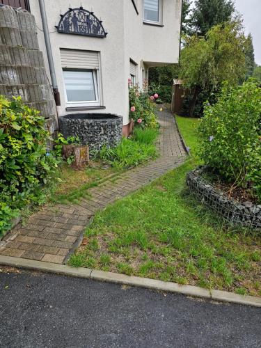 una casa con una pasarela de ladrillo delante de ella en Ferienwohnung Kehrer, en Schwarzenberg