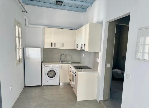 una cucina con lavatrice e lavatrice di Cielo Azul Mykonos a Mykonos Città