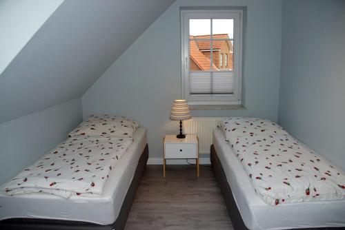 two beds in a room with a window at Bootsmann in Brasilien