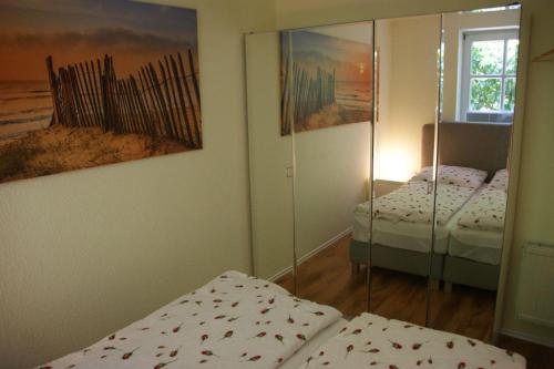 的住宿－Wasserrose，带两张床和镜子的客房