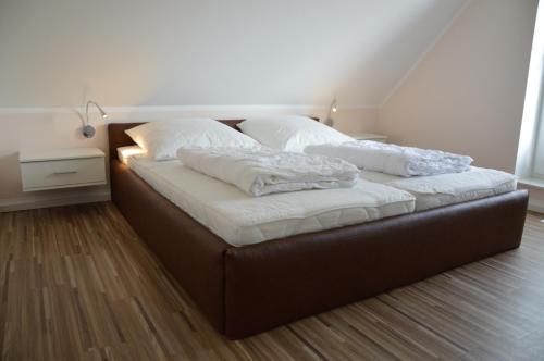 ein Bett mit zwei Kissen auf einem Zimmer in der Unterkunft Kira in Schönberger Strand