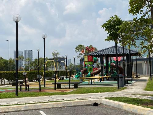 un parc avec une aire de jeux avec un toboggan dans l'établissement YAYA HOMESTAY CYBERJAYA & PUTRAJAYA, à Cyberjaya