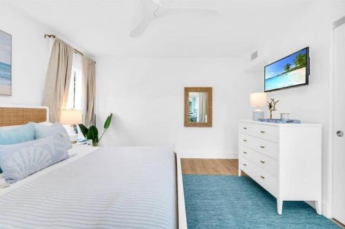 Ένα ή περισσότερα κρεβάτια σε δωμάτιο στο Lux Beachside 2nd Floor Condo 4 Steps to the Beach!