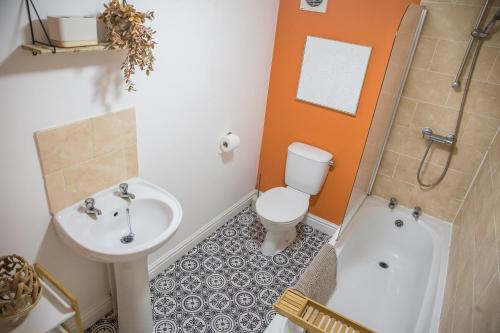 een badkamer met een toilet en een wastafel bij SEAVIEW - BTSPORTS - Contractors in Cleethorpes