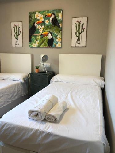 una cama con una toalla encima en Habitación Doble - Apartamento en Estella