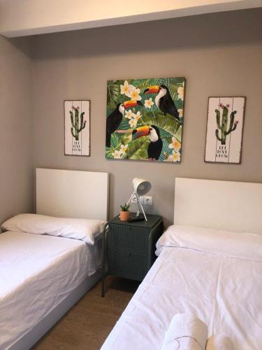 1 Schlafzimmer mit 2 Betten und Wandmalereien in der Unterkunft Habitación Doble - Apartamento in Estella
