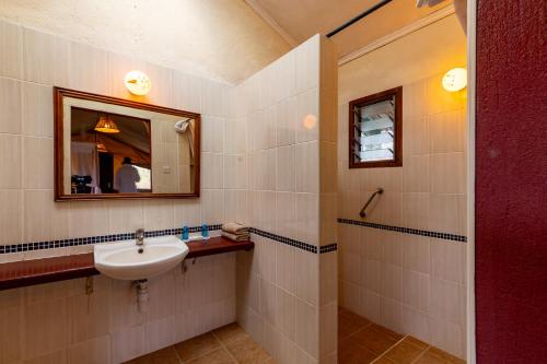 een badkamer met een wastafel en een spiegel bij Sentrim Tsavo Lodge in Tsavo
