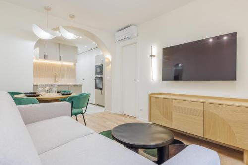 een woonkamer met een bank en een tafel bij Modern Apartment near MontmartreSacré Cœur in Parijs