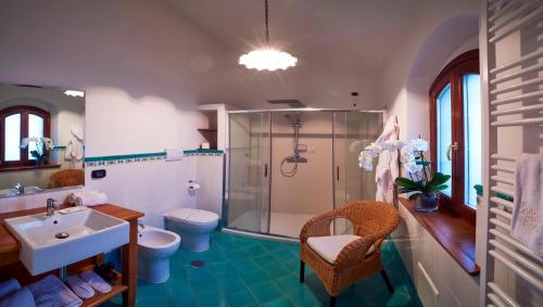 bagno con doccia, lavandino e servizi igienici di Il Mulino della Signora Luxury country House a Frigento