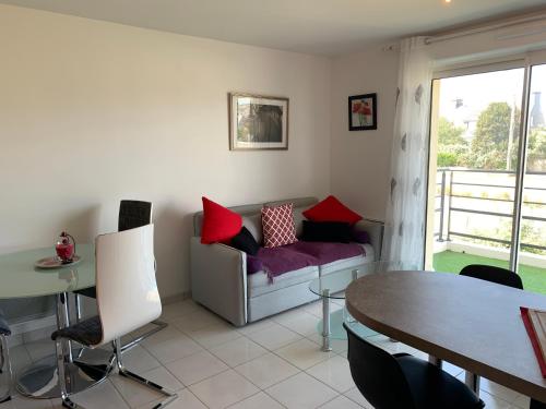 un salon avec un canapé et une table dans l'établissement Agréable appartement à 200 m de la plage - NAEL, à Ploemeur