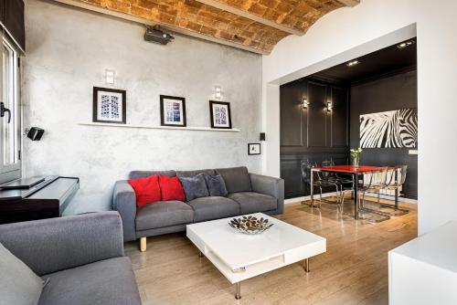 Posezení v ubytování Stunning 2-bedroom Apartment With Two Terraces