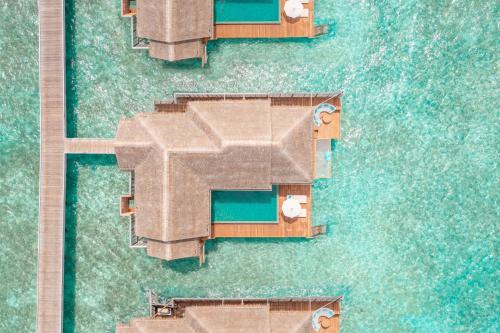 una vista aérea de un resortominiumominio en Anantara Kihavah Maldives Villas, en Atolón Baa