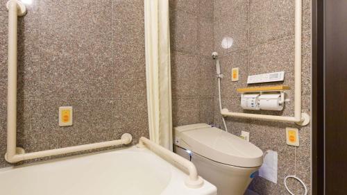 名古屋的住宿－Toyoko Inn Nagoya Marunouchi，一间带卫生间和淋浴的浴室