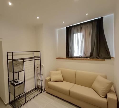 un salon avec un canapé et une fenêtre dans l'établissement Varavilla, Très jolie 2P proche Monaco, à Roquebrune-Cap-Martin