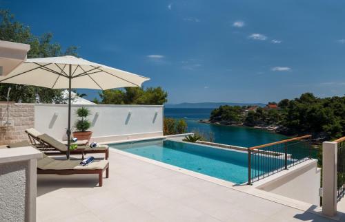 Villa Sumartin Deluxe A Stunning 4 Bedroom Villa with a Gym Just Steps to the Beach