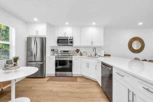 Η κουζίνα ή μικρή κουζίνα στο Lux Beachside 2nd Floor Condo 4 Steps to the Beach!