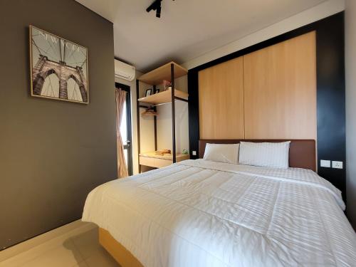 a bedroom with a large white bed in it at Palam Mansion at Apartment One Residence in Batam Center