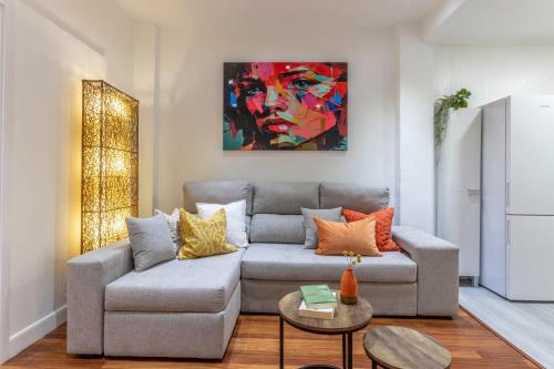 ビルバオにあるINAR céntrico apartamento junto Ayuntamiento & Ríaのリビングルーム(ソファ、絵画付)