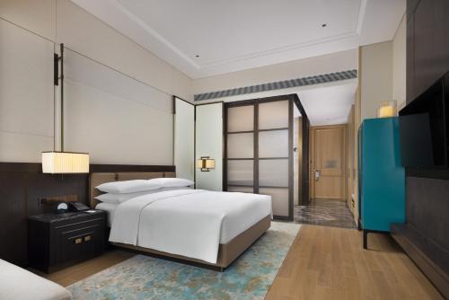 Katil atau katil-katil dalam bilik di Guangzhou Marriott Hotel Baiyun
